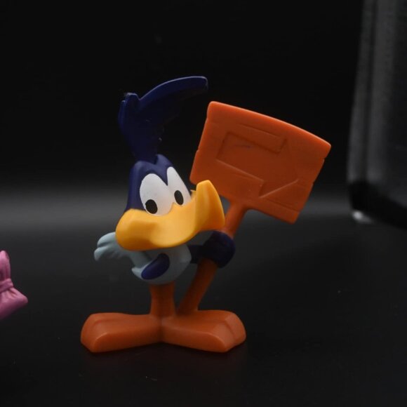 Road runner (2020 mcdonalds toy) + vintage Pepe le Pew 2.5" Figure Toy PVC 1999 - Picture 2 of 4